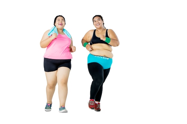 Donne obese che corrono insieme in studio