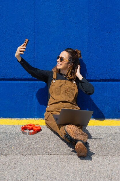 Donne occhiali da sole computer cuffie via telefono