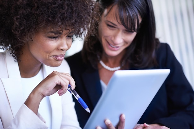 Donne potenti sul posto di lavoro Foto ritagliata di due imprenditrici che lavorano insieme