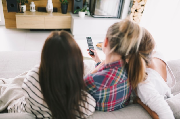 Donne rilassanti che godono insieme della TV