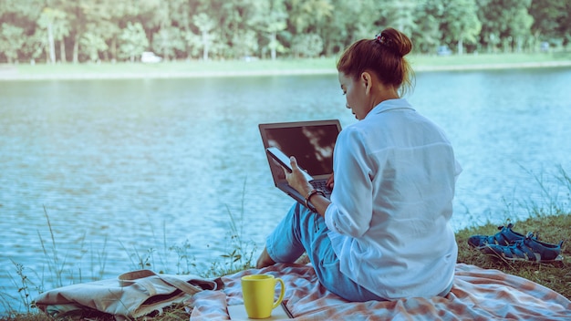 Donne sedute vicino al fiume