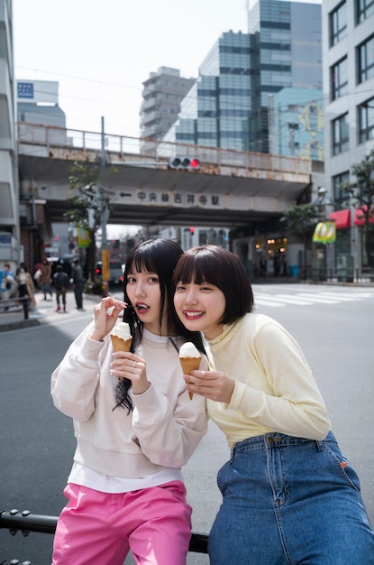 Donne sorridenti a colpo medio con gelato