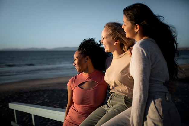 Donne sorridenti del colpo medio all'esterno