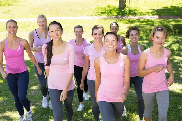 Donne sorridenti in rosa per la consapevolezza del cancro al seno