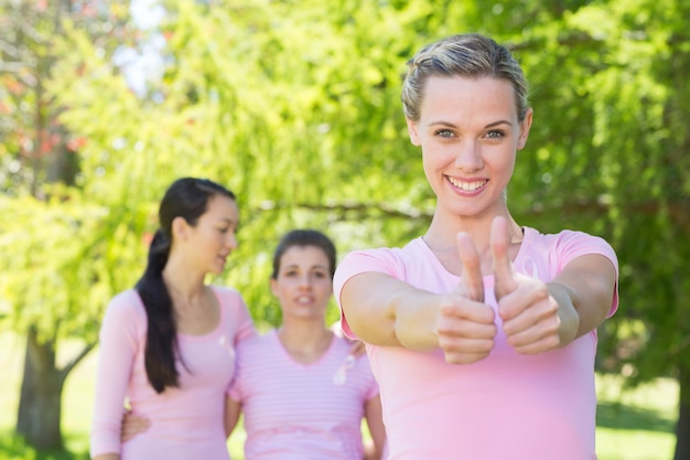 Donne sorridenti in rosa per la consapevolezza del cancro al seno