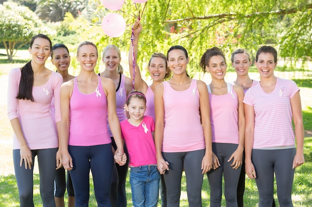 Donne sorridenti in rosa per la consapevolezza del cancro al seno