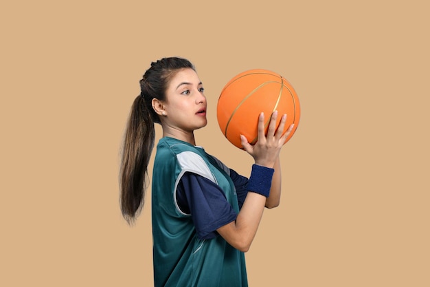 donne sportive che sollevano una palla da basket per lanciare un modello pakistano indiano