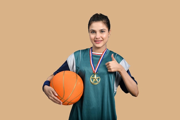 donne sportive che tengono pallacanestro e danno il pollice in su modello pakistano indiano