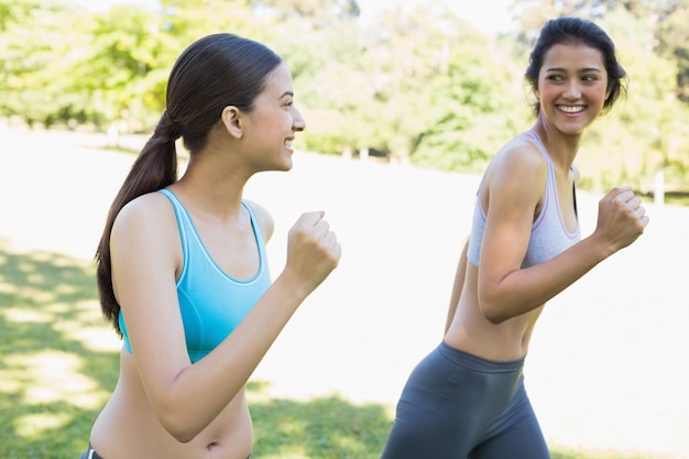 Donne sportive felici che pareggiano