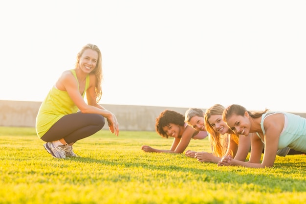 Donne sportive sorridenti fasciame durante la lezione di fitness