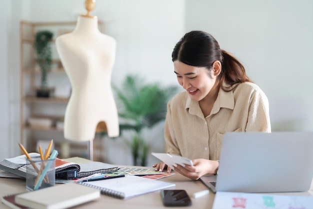 Donne stiliste che lavorano per progettare abiti e scegliere il colore per una nuova collezione creativa