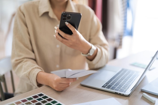 Donne stiliste che scattano campioni di campioni di colore con foto per una nuova collezione creativa su smartphone