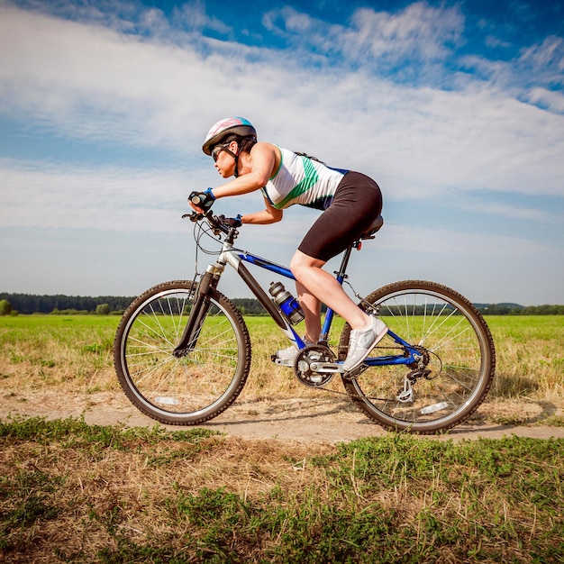 Donne sulla natura di andare in bicicletta