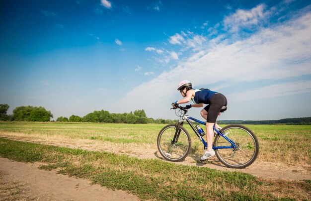 Donne sulla natura di andare in bicicletta