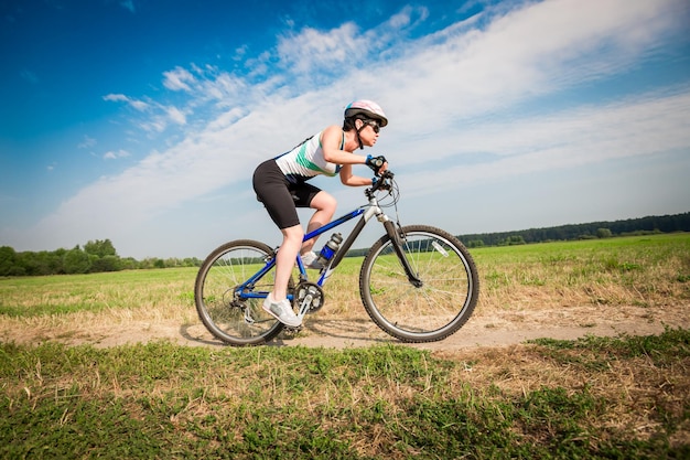 Donne sulla natura di andare in bicicletta