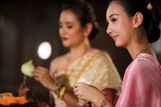 Donne tailandesi attraenti in abito tradizionale