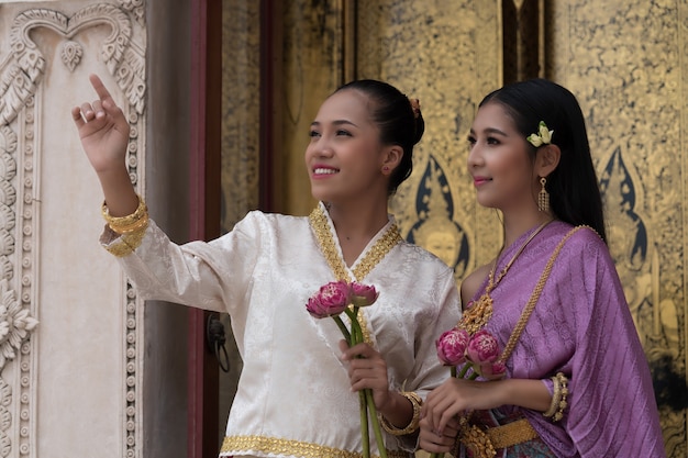 Donne tailandesi che indossano costumi tradizionali del patrimonio nel periodo di Ayutthaya