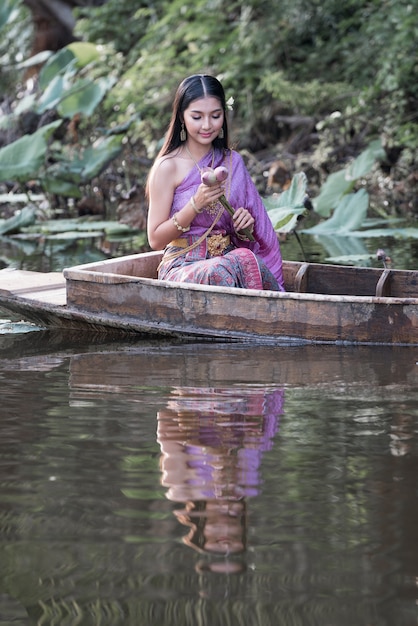 Donne tailandesi che indossano costumi tradizionali del patrimonio nel periodo di Ayutthaya