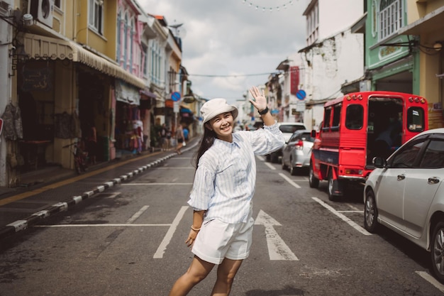 Donne turistiche nella città vecchia di Phuket