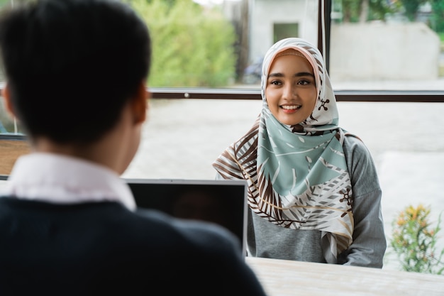 Donne velate intervistate come nuove dipendenti dal proprietario dell'azienda