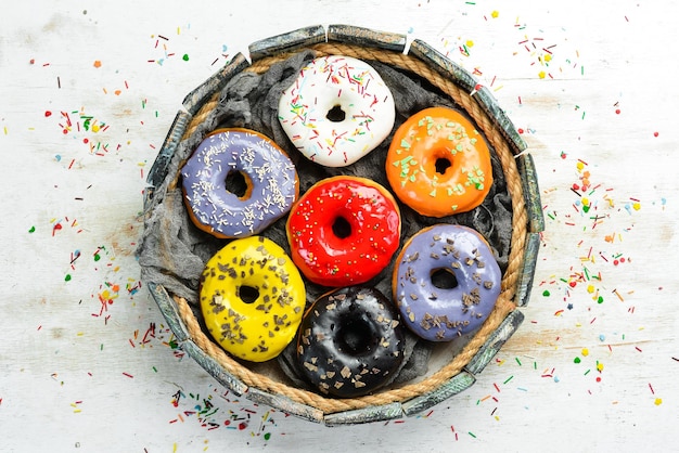 Donut dolci colorati in una scatola di legno Vista superiore Flat Lay