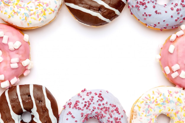 Donut isolati su sfondo bianco
