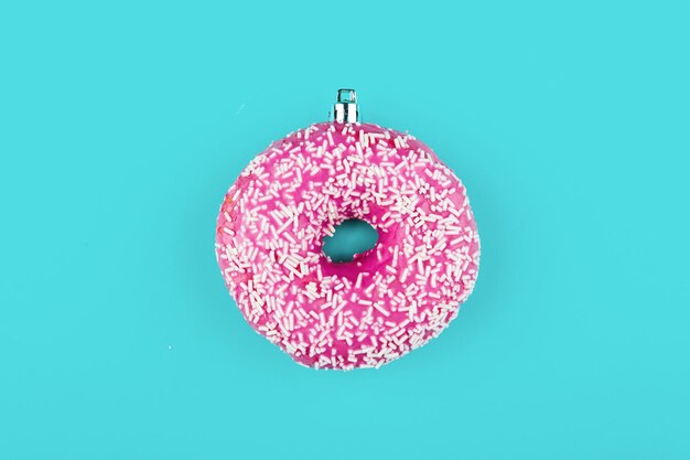 Donut rosa su sfondo colorato