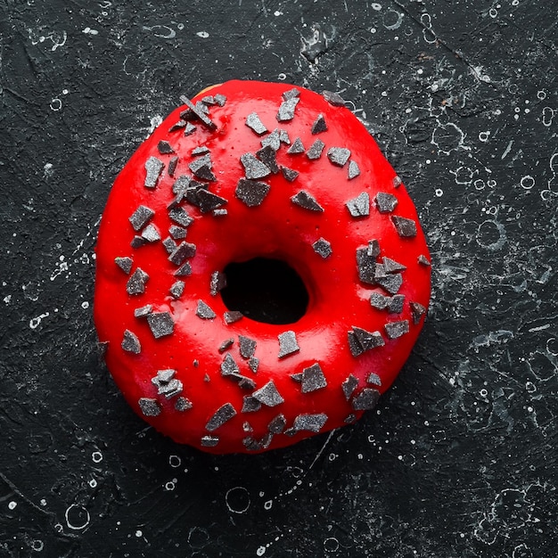 Donut rosso dolce sul tavolo dolci vista dall'alto