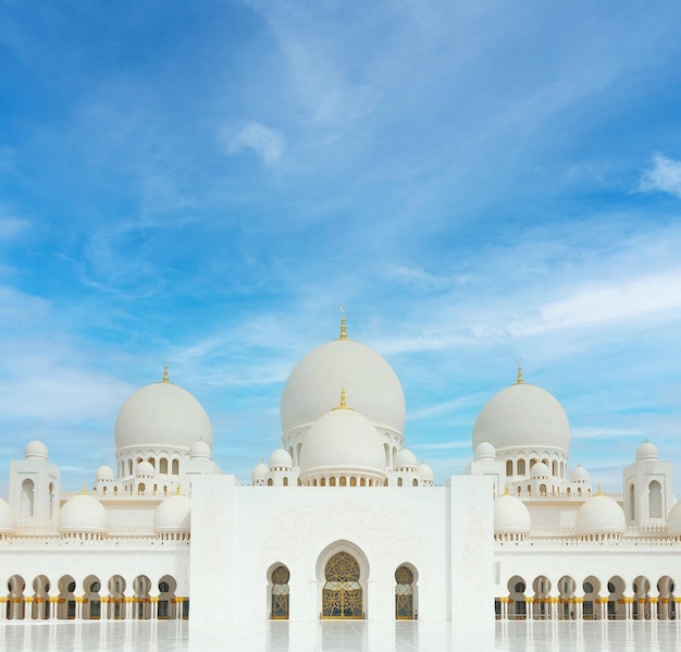 Dopo il tramonto, il paesaggio della moschea con bellissime moschee e minareti, inserisci il tuo testo qui ramadan karee