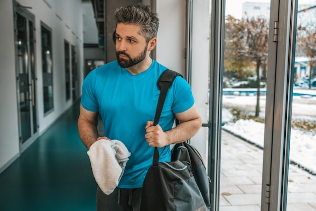 Dopo l'allenamento. Atleta che lascia la palestra dopo un buon allenamento