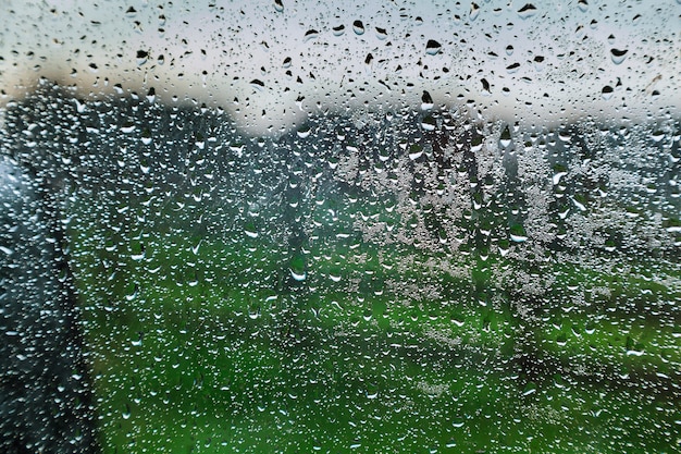 Dopo le perline di acqua piovana pioviggina la vetrata del resort.