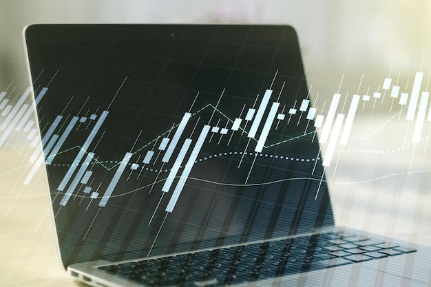 Doppia esposizione del grafico finanziario creativo astratto sul concetto di strategia e ricerca di sfondo del laptop moderno