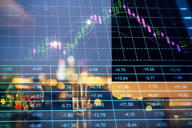 Doppia esposizione del grafico forex e dello spazio di lavoro con il computer Concetto di trading online internazionale