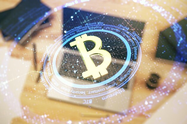 Doppia esposizione del simbolo creativo di Bitcoin con laptop moderno sullo sfondo Concetto di criptovaluta