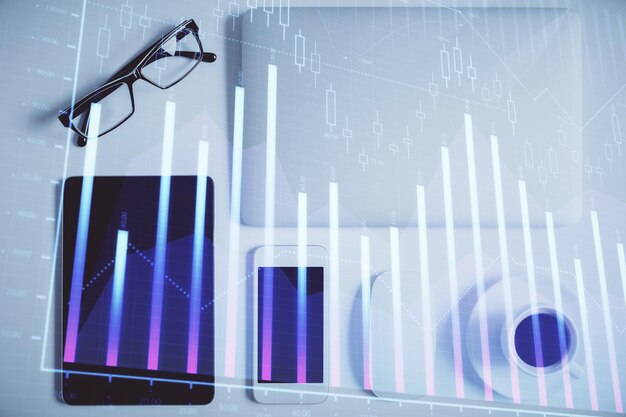 Doppia esposizione dell'ologramma del grafico forex sul desktop con il telefono Vista dall'alto Concetto di piattaforma di commercio mobile