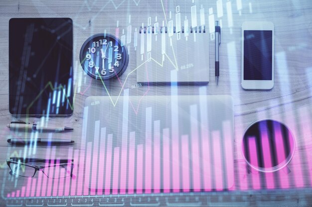 Doppia esposizione dell'ologramma del grafico forex sul desktop con il telefono Vista dall'alto Concetto di piattaforma di commercio mobile