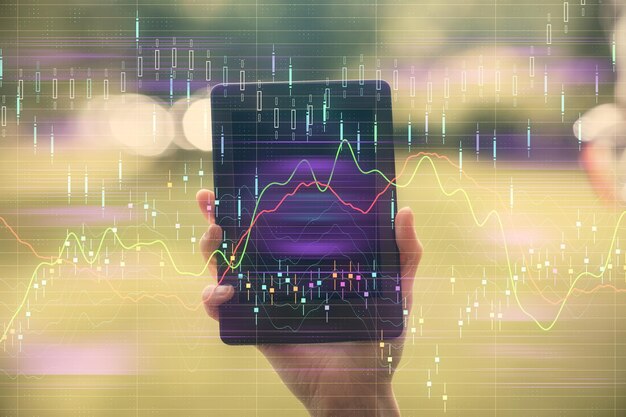 Doppia esposizione dell'ologramma di schizzo del grafico forex e della donna che tiene e utilizza un dispositivo mobile