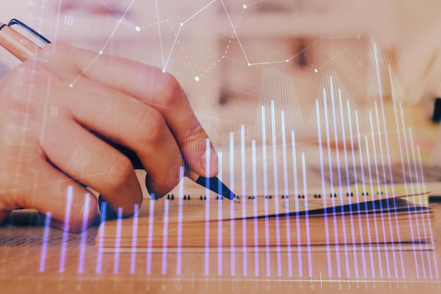 Doppia esposizione dell'uomo che fa le note del mercato azionario con il grafico forex