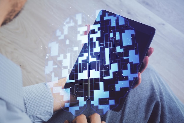 Doppia esposizione della mano dell'uomo che tiene e utilizza un dispositivo digitale e il disegno del tema dei dati Concetto di tecnologia