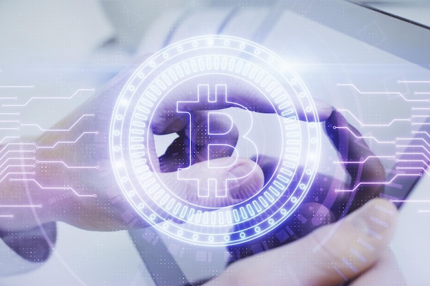 Doppia esposizione delle mani dell'uomo che tiene e usa un telefono e una moneta crittografica disegno a tema blockchain