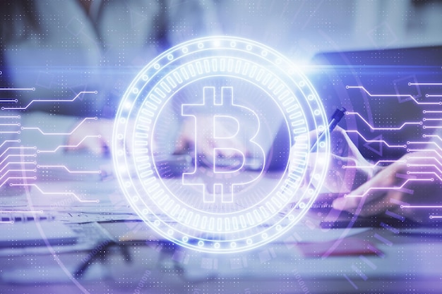Doppia esposizione delle mani della donna che digitano sul computer e disegno dell'ologramma del tema del mercato crittografico Concetto Blockchain