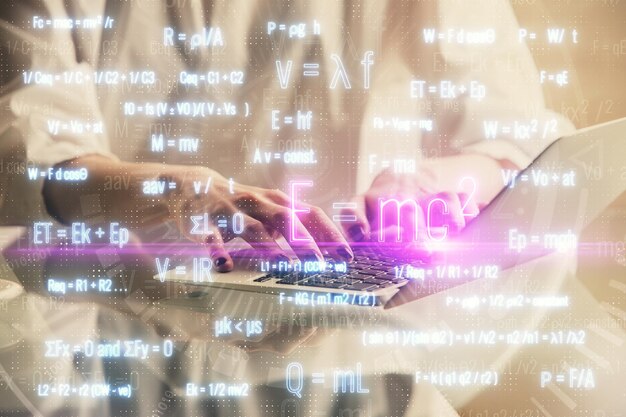 Doppia esposizione delle mani della donna che digitano sul computer e formula ologramma disegno Concetto di istruzione
