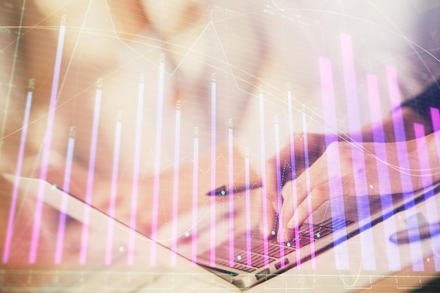 Doppia esposizione delle mani della donna che digitano sul computer e sul disegno dell'ologramma del grafico forex Concetto di investimento del mercato azionario