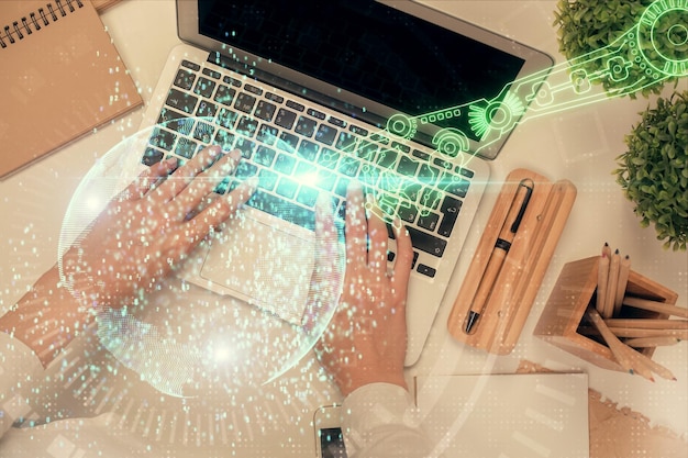 Doppia esposizione delle mani della donna che lavorano al computer e ologramma del tema dei dati che disegna il concetto di tecnologia Top View