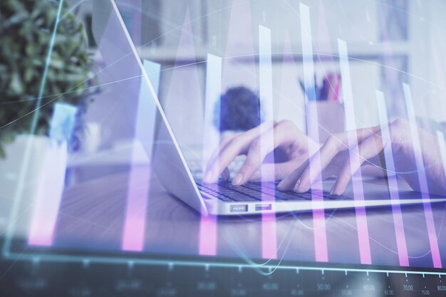 Doppia esposizione delle mani delle donne che digitano sul computer e disegno olografico del grafico forex Concetto di investimento nel mercato azionario