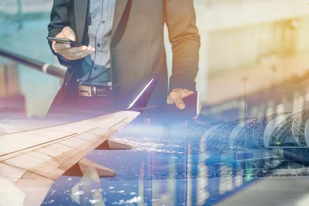 Doppia esposizione di aereo e uomo d'affari nel cancello del terminal per il check-in, imbarco con bagagli e telefono in aeroporto per viaggio d'affari.