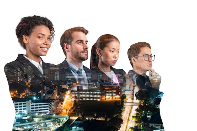 Doppia esposizione di quattro giovani uomini d'affari di successo in piedi di fronte allo sfondo della città asiatica di Kuala Lumpur Concetto di team internazionale che lavora insieme Notte