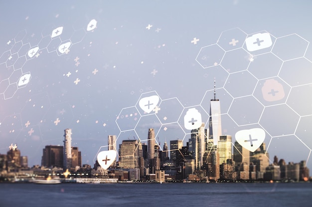 Doppia esposizione di un ologramma medico virtuale astratto sullo sfondo dei grattacieli di New York Concetto di tecnologia sanitaria