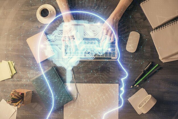 Doppia esposizione di una donna che lavora al computer e disegno di ologramma del cervello umano