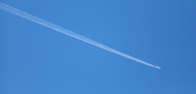 doppio binario nel cielo da un aereo a reazione